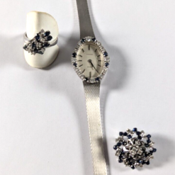 Schmuckset aus 14 Karat Weißgold mit Diamanten und Saphiren Uhr Ring Brosche